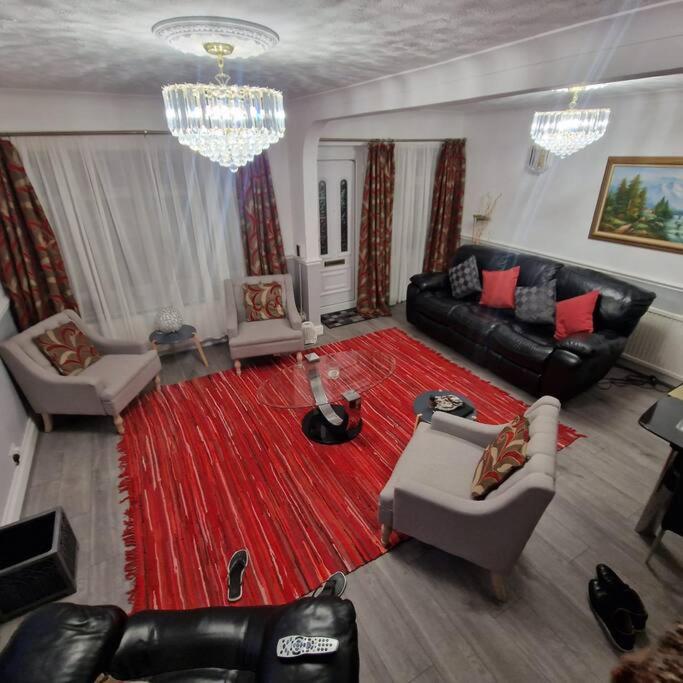 Wanstead5 Bedroom Luxury Home with Garden in East London的带沙发和红色地毯的客厅