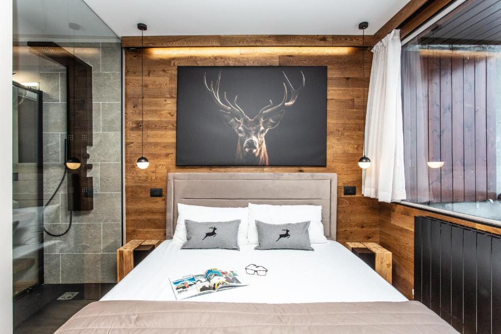布勒伊-切尔维尼亚DEER LODGE的卧室配有一张带鹿头的墙壁床。
