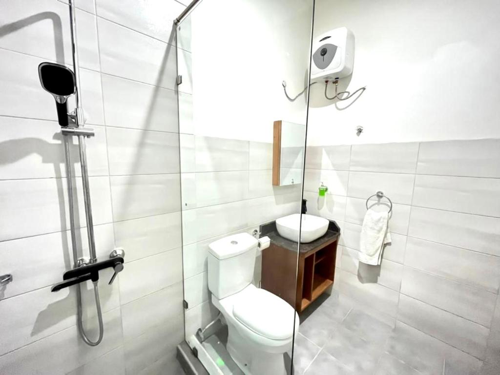 Ryan’s Apartment的白色的浴室设有卫生间和水槽。