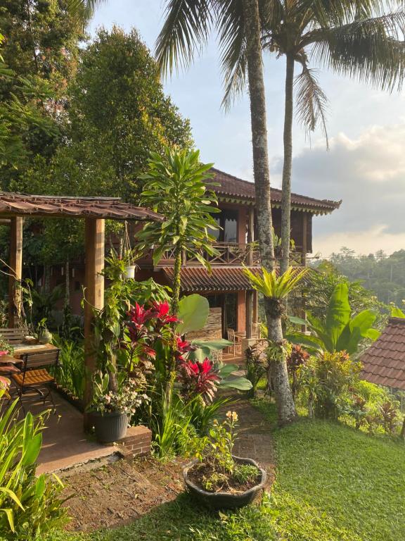 AngsriHidden paradise的一座带花园和棕榈树的房子