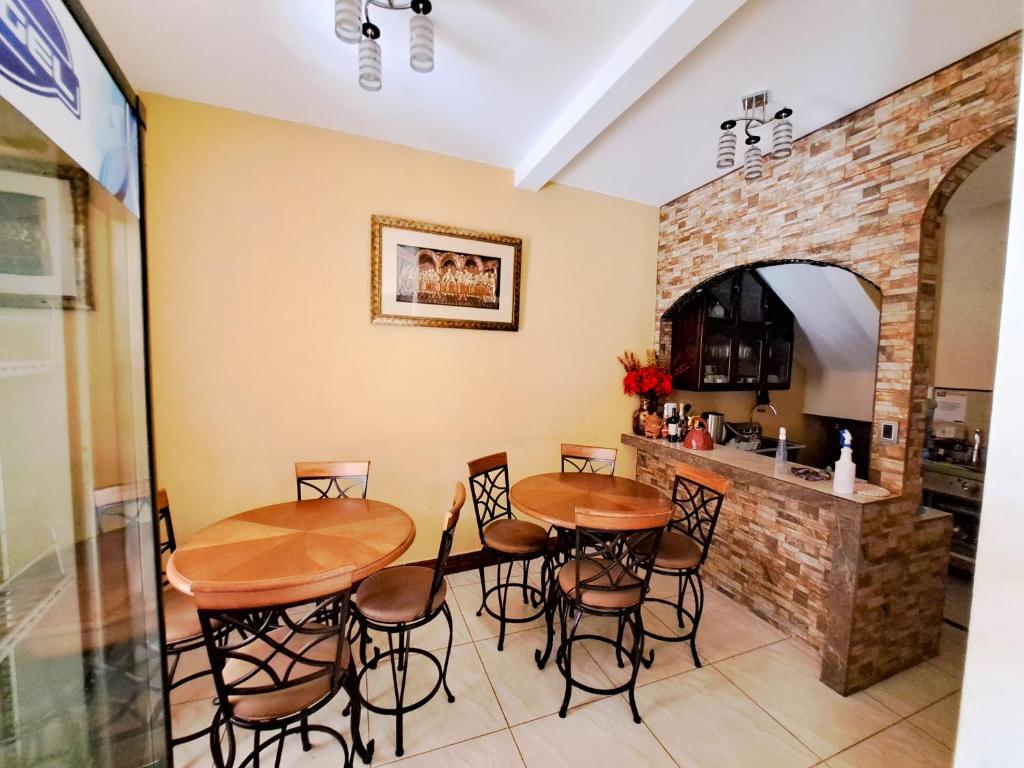 雷塔卢莱乌La Mansión del Gran Jaguar的一间厨房,里面配有桌椅