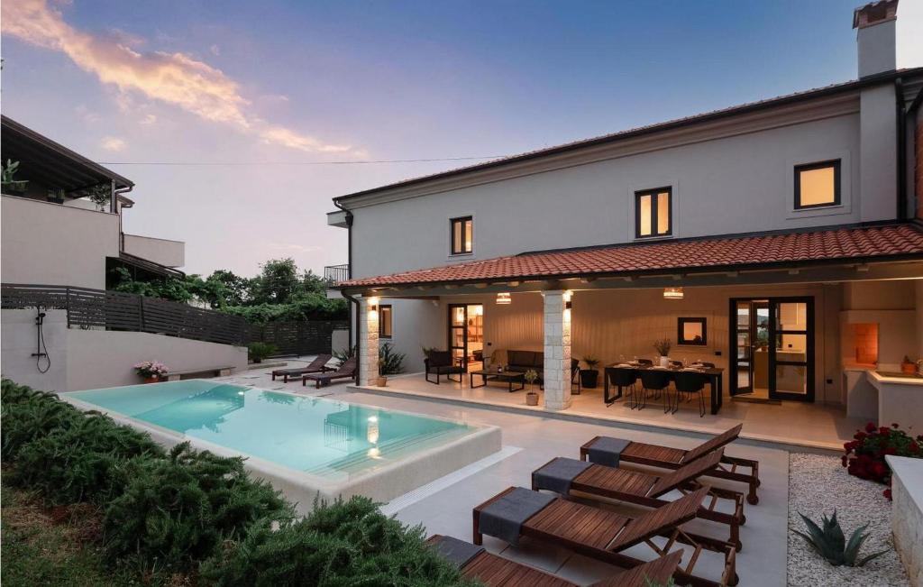 波雷奇Villa Molindrio的一个带游泳池和房子的后院