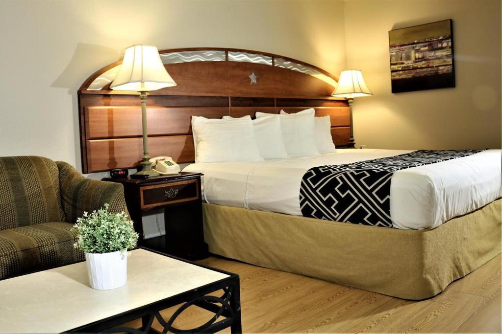 基西米Hotel Monte Carlo的酒店客房,配有床和沙发
