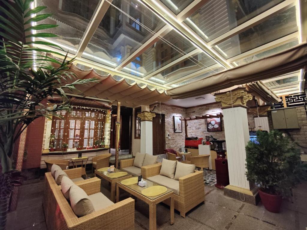 加德满都Sherpa Home Hotel的一间带桌椅和天花板的餐厅