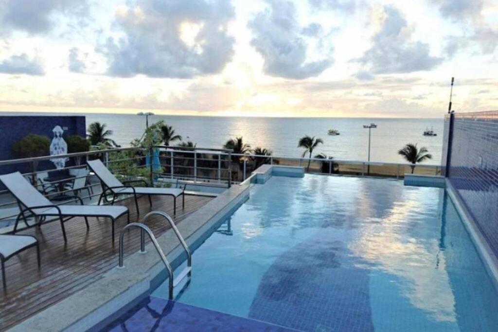 若昂佩索阿Flat - solar do atlântico的酒店游泳池享有海景