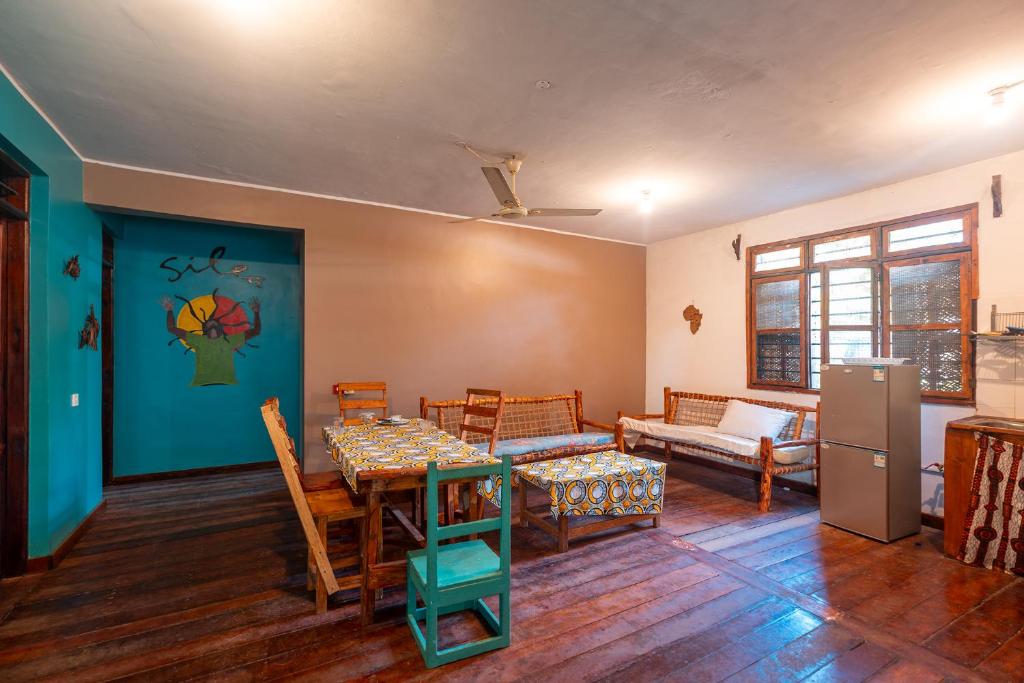 江比阿Kiungani Lodge的客厅配有桌子和沙发
