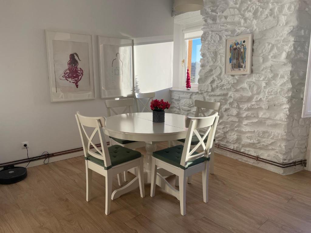 波图加莱特Gran bilbao vistas impresionantes a estrenar的一间配备有白色桌椅的用餐室