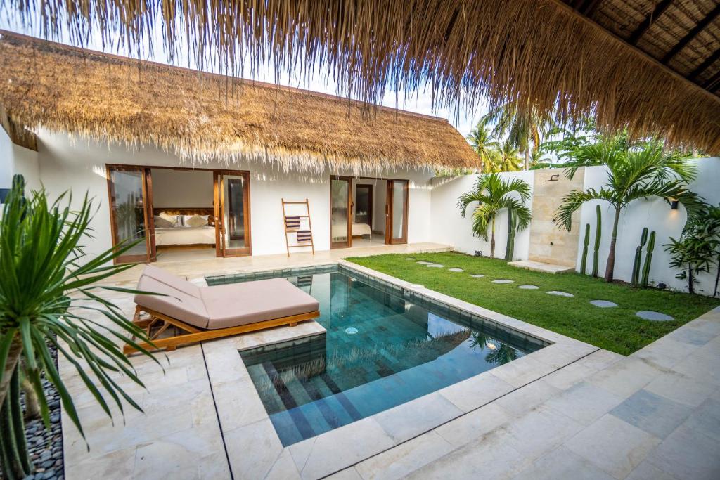 塞隆贝拉纳克Palm Merah Villas - Private pool的一个带游泳池和别墅的后院