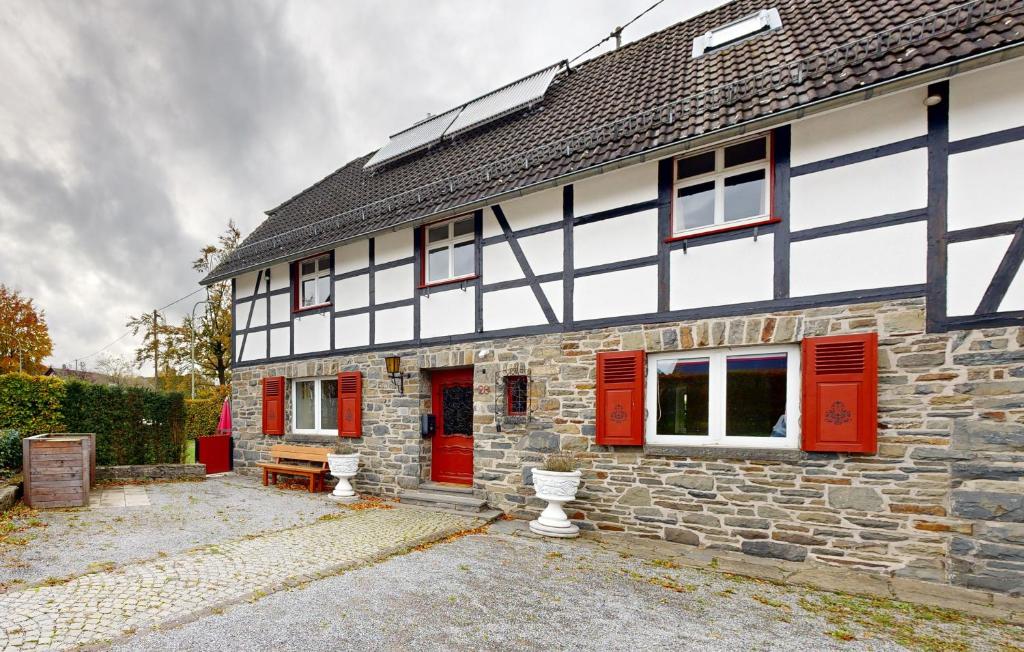 蒙绍Eifel-Oase Monschau的红色的白色房子,有红色的门