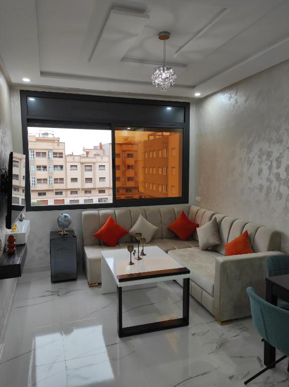 纳祖尔La Joie Al Jadid的客厅配有沙发和桌子