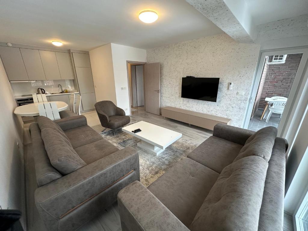 乌罗舍瓦茨4-YOU Apartment的带沙发和电视的客厅
