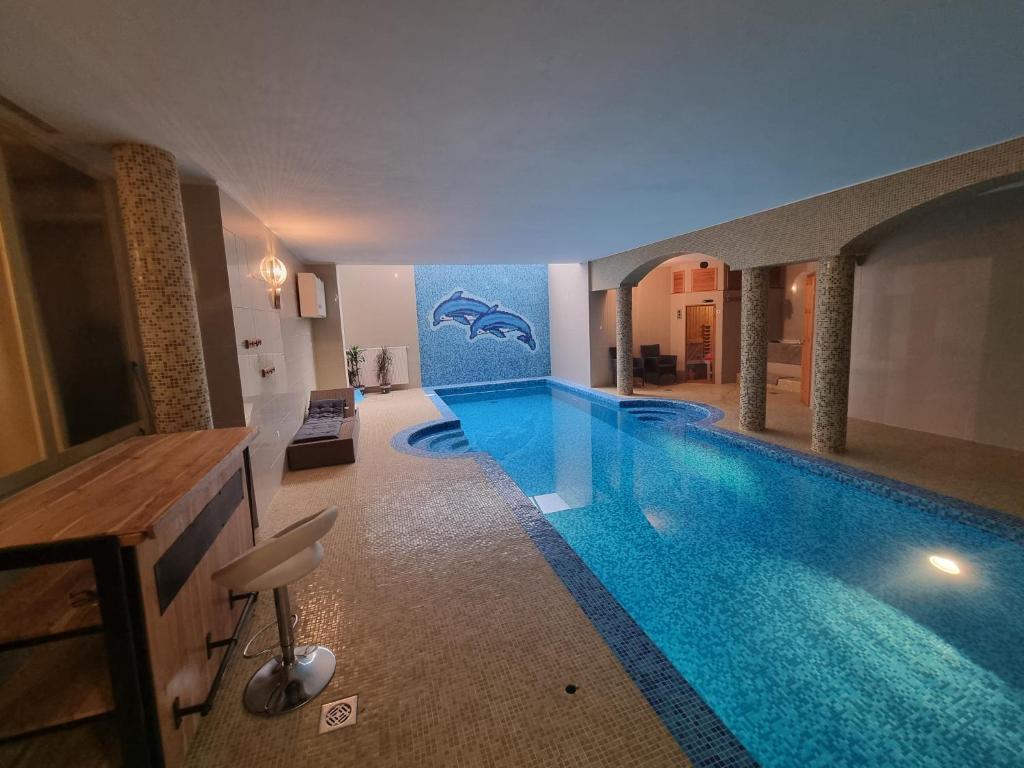 布达佩斯Relax & Wellness Villa Diósd的一座带游泳池的大楼内的大型游泳池