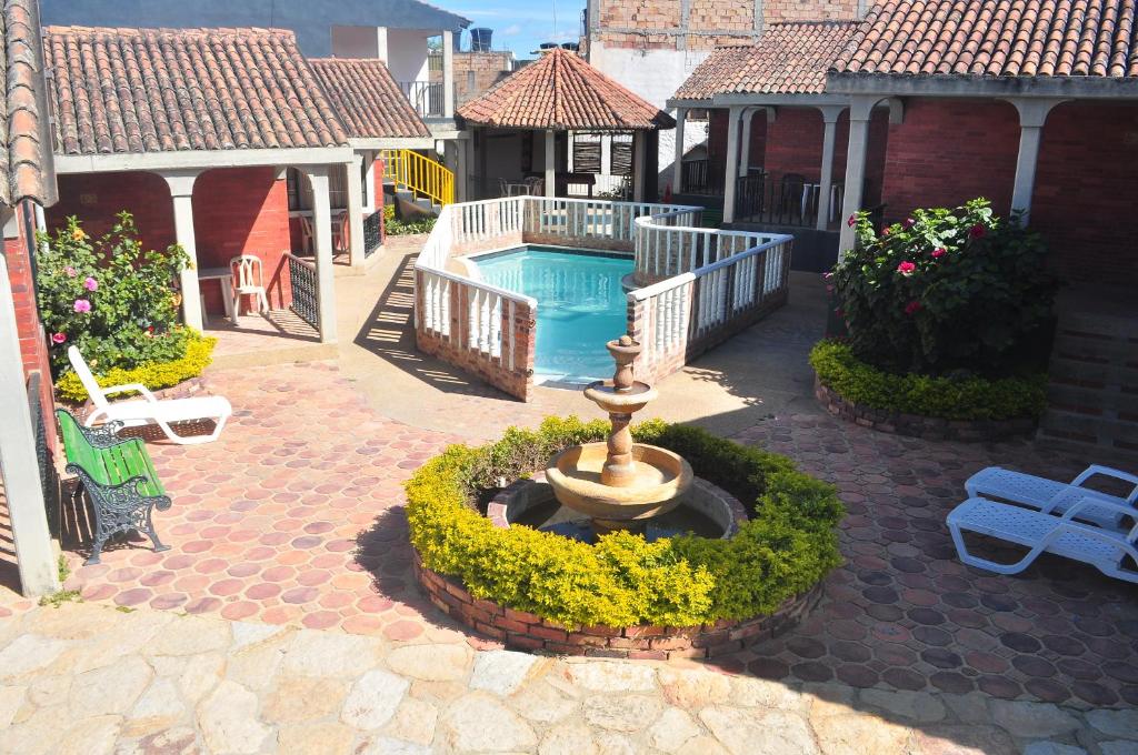 拉米萨Hotel Aguablanca的庭院设有喷泉和游泳池