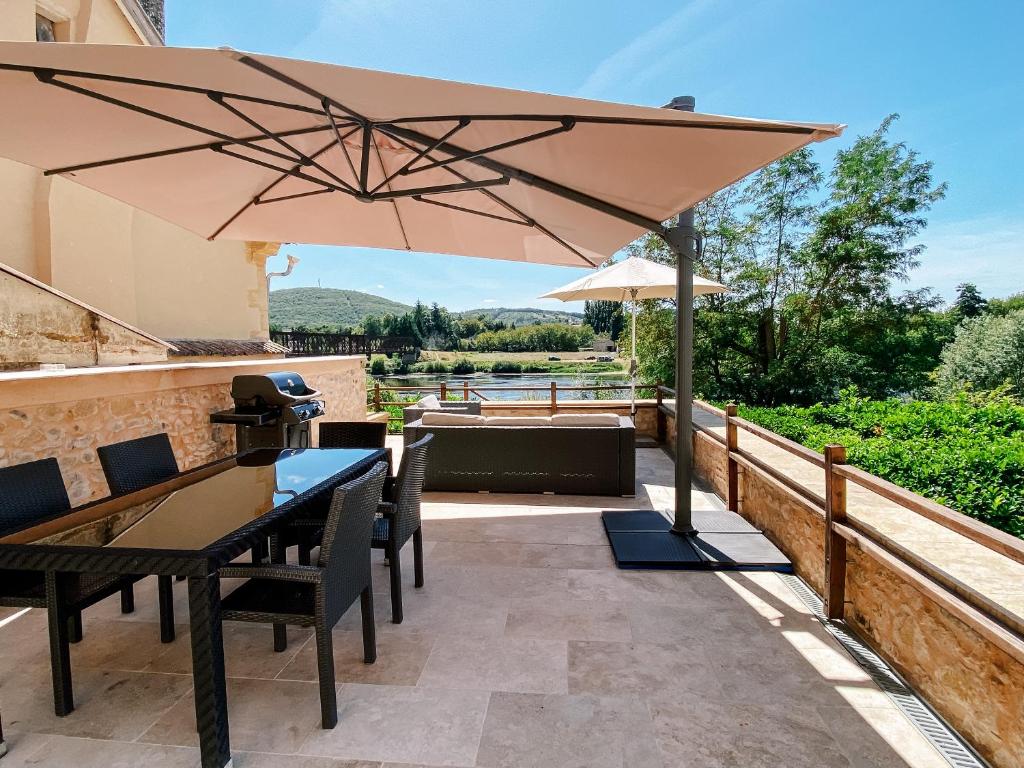 圣西普里安L'Enea Terrasse的一个带桌子和遮阳伞的庭院