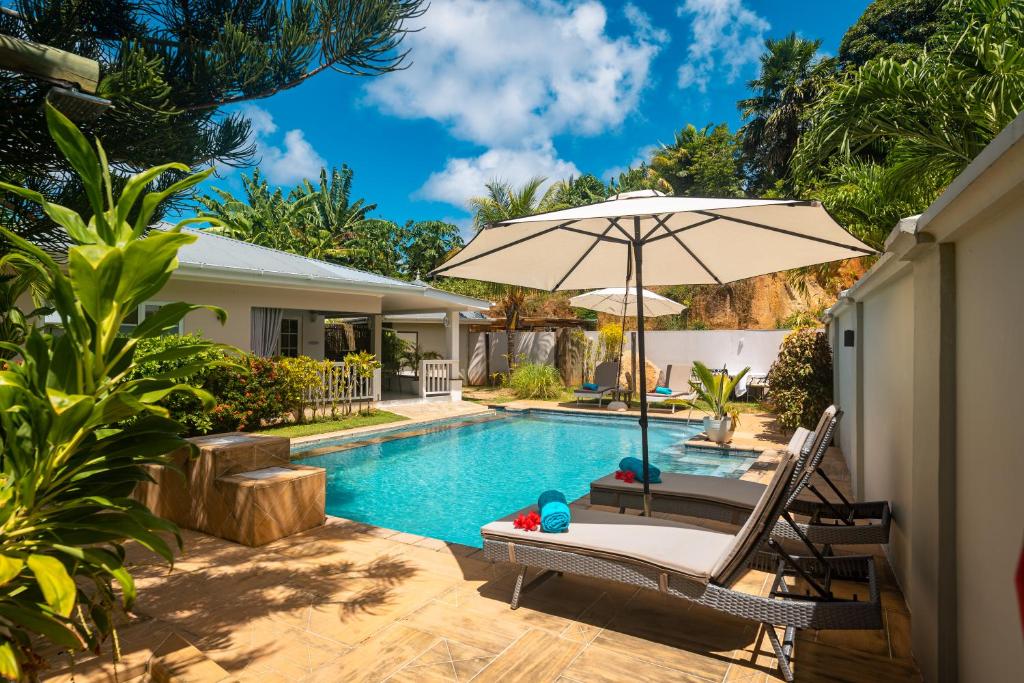 安塞罗亚莱费力西木屋的别墅 - 带带椅子和遮阳伞的游泳池