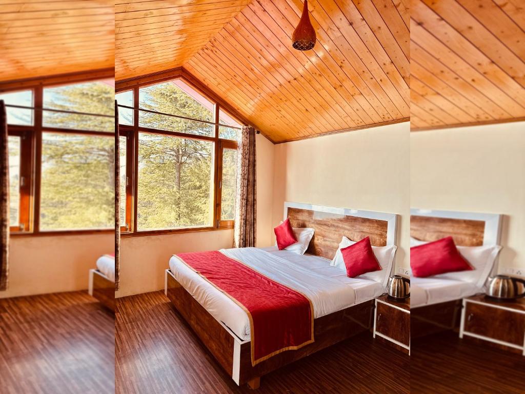 西姆拉Divine Hills Mashobra的一间卧室配有一张带红色枕头的大床
