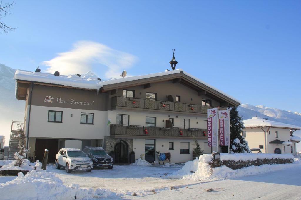 皮森多夫豪斯皮森多夫酒店的一座大建筑,里面装有汽车停在雪上