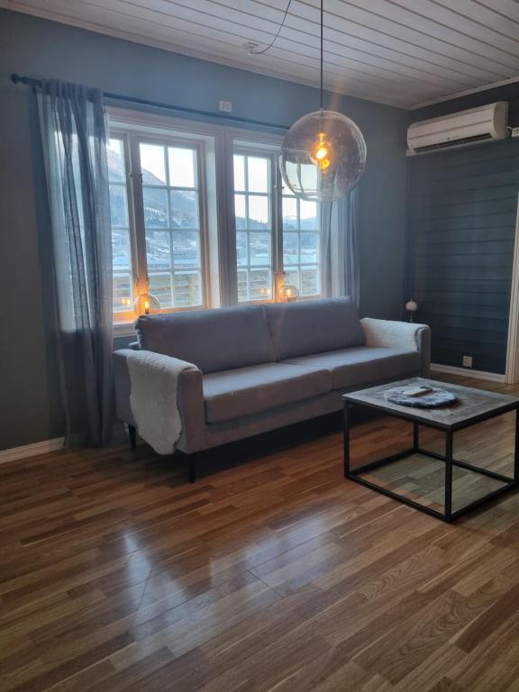 弗勒Stor leilighet med 4 senger sentralt i Førde的客厅配有沙发和桌子