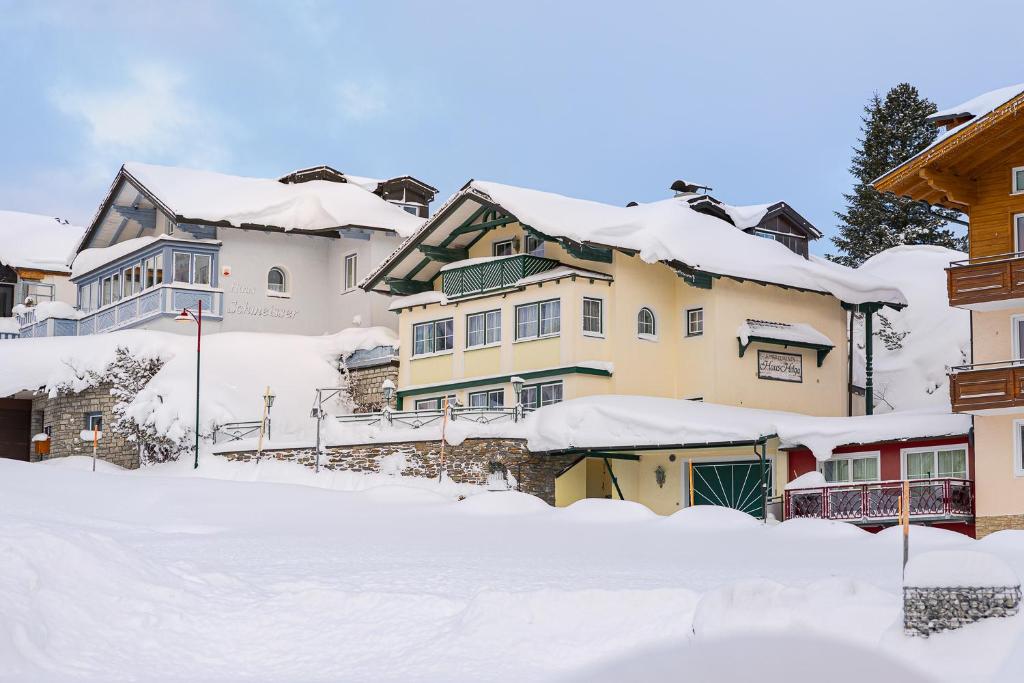 上陶恩Haus Helga Obertauern的雪覆盖的一群房子