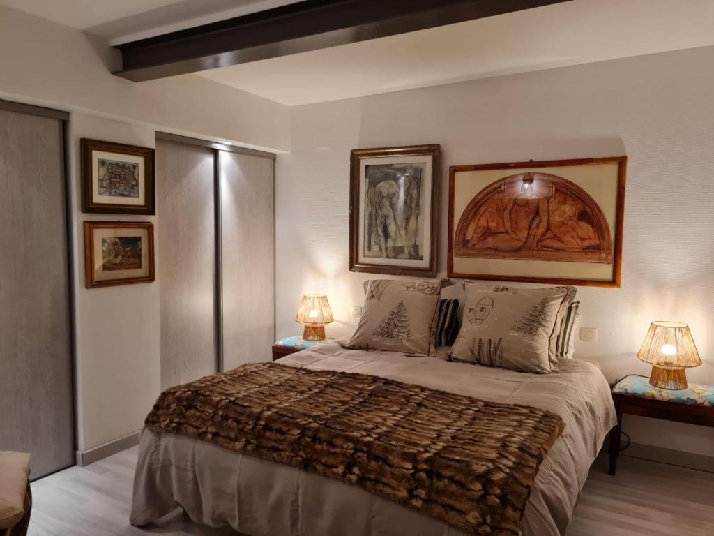 奥贝奈ZELLA HAUS的一间卧室配有一张大床和两盏灯
