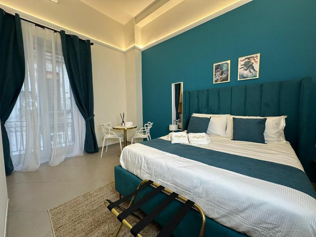 那不勒斯PALAZZOREFICI的一间卧室配有一张带蓝色墙壁的大床