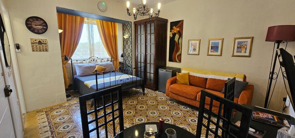 弗洛里亚纳Near Valletta City - Open Views - Ta Tessie Suite in Floriana - Malta的客厅配有沙发和桌子