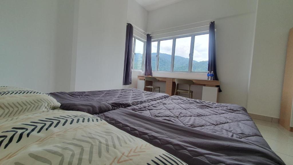 金宝Balcony Forest Lake Mountain的一间卧室配有一张床、一张书桌和一个窗户。
