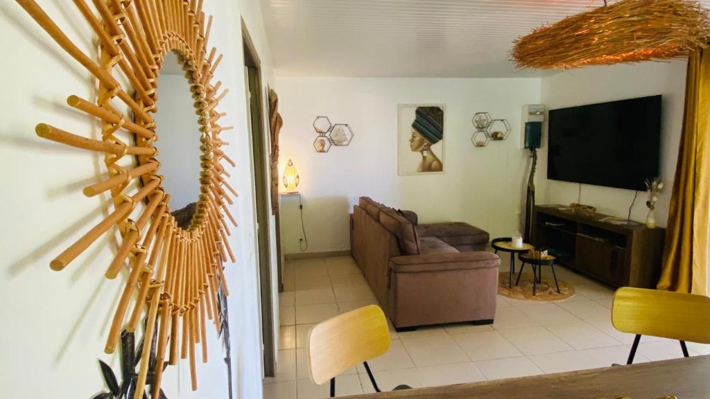 Saint-PierreMAJO BEACH的带沙发和电视的客厅