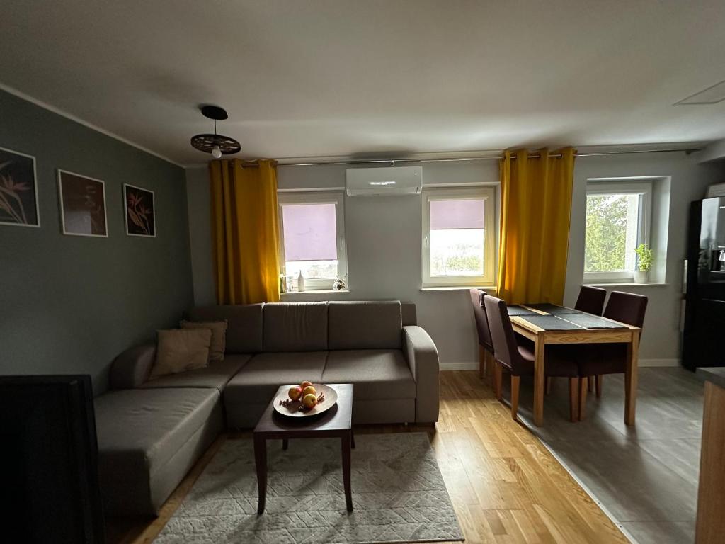 海乌姆Apartament z widokiem的客厅配有沙发和桌子