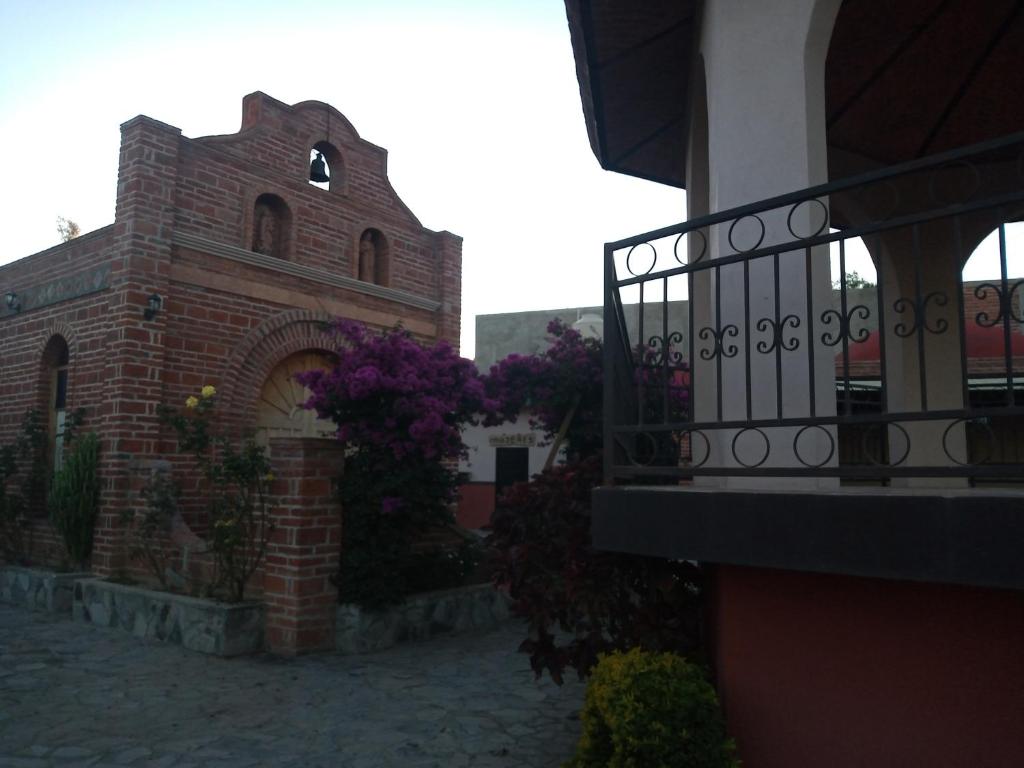 San Francisco del RincónHotel Hacienda San José的阳台旁的砖砌花