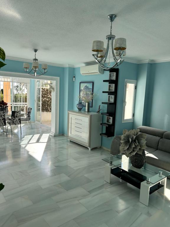 拉海瑞德拉Casa Caracol的客厅拥有蓝色的墙壁和沙发