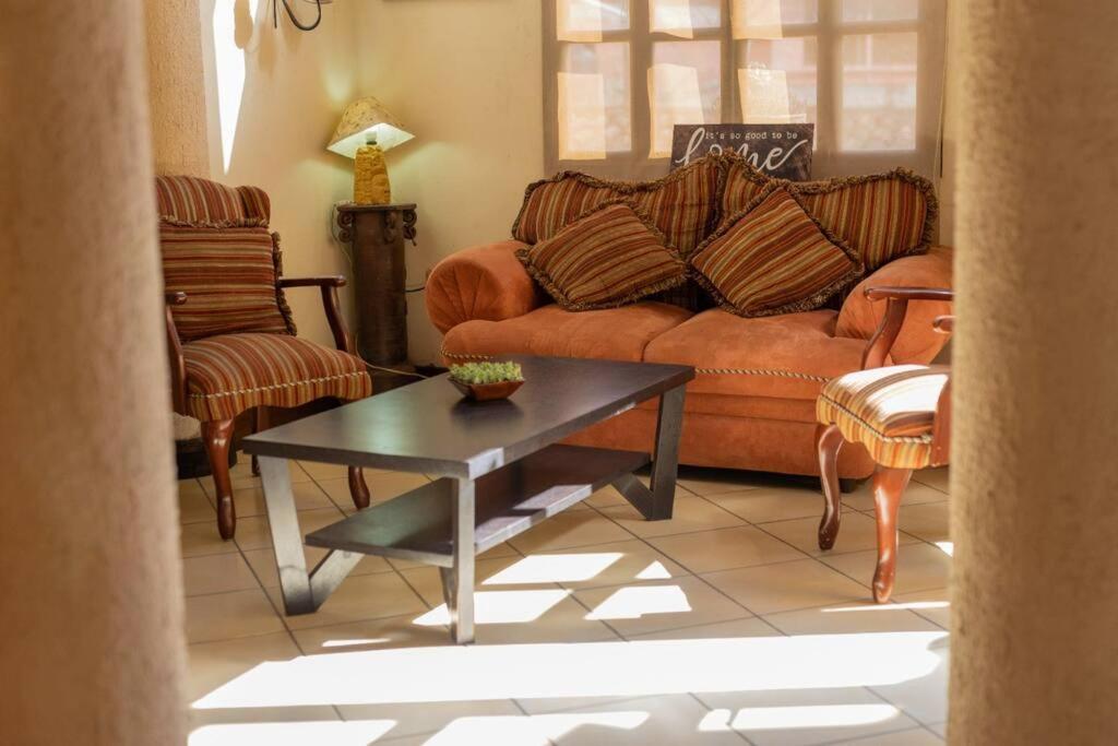 科潘玛雅遗址Residencia Sofmel的带沙发和咖啡桌的客厅