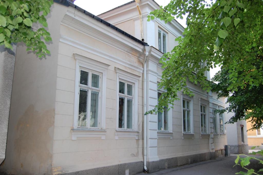 乌普萨拉宫桑斯托格酒店的白色的建筑,窗户在建筑的一侧