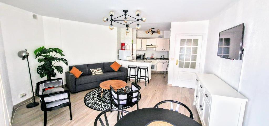 桑亨霍SANXENXO , apartamento nuevo 300 mts playa Silgar的客厅配有沙发和桌子