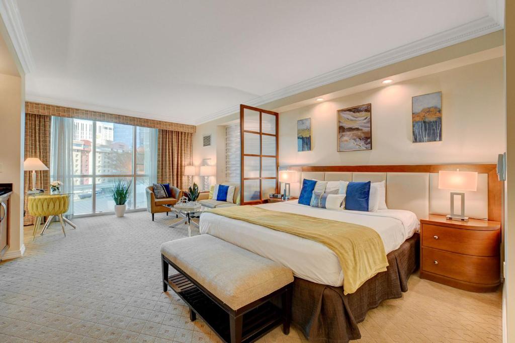 拉斯维加斯Sin City Suite @ MGM Signature的大型酒店客房,配有一张带蓝色枕头的大床