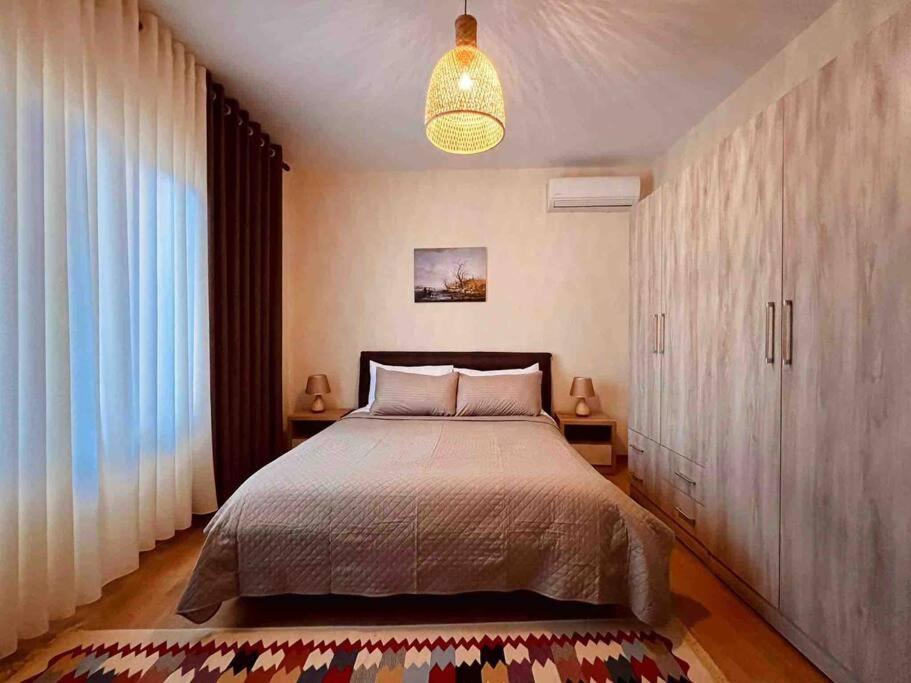 地拉那Zarlett House, Pazari ri ,Villa with Garden,Parking的一间卧室设有一张床和一个大窗户