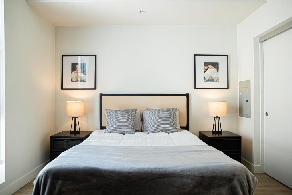 洛杉矶Luxury Apartment With The Hollywood Hills View的一间卧室配有一张大床和两盏灯