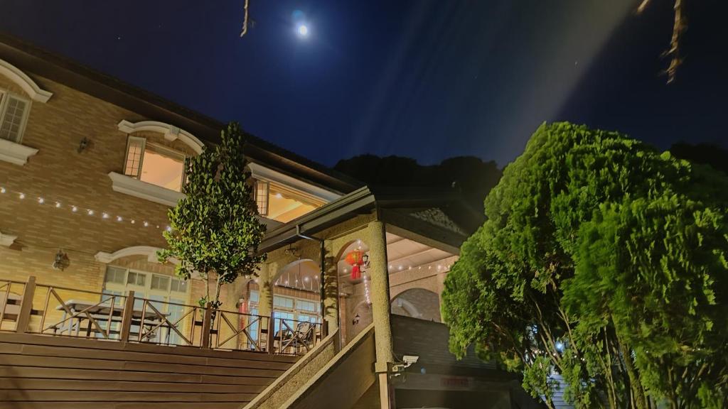三峡三峡阿桂的家民宿的夜晚与月亮相阳台的房子