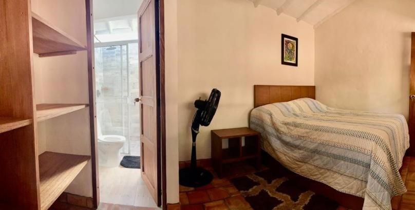 巴里查拉Hospedaje La Casita de Maria的一间卧室设有一张床和一个玻璃门