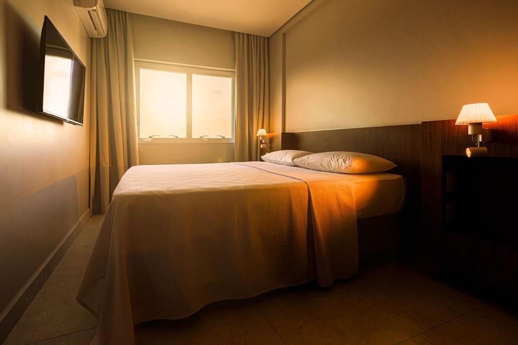 萨利诺波利斯Salinas Exclusive Resort的一间卧室设有一张大床和窗户
