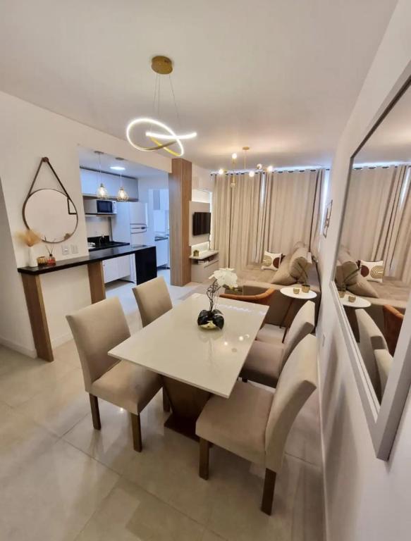 卡庞达卡诺阿Apto decorado e bem localizado的用餐室以及带桌椅的起居室。