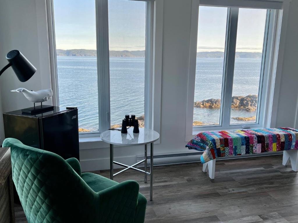 Pilleyʼs IslandThe View suites and breakfast in Triton, Newfoundland的享有水景的客厅