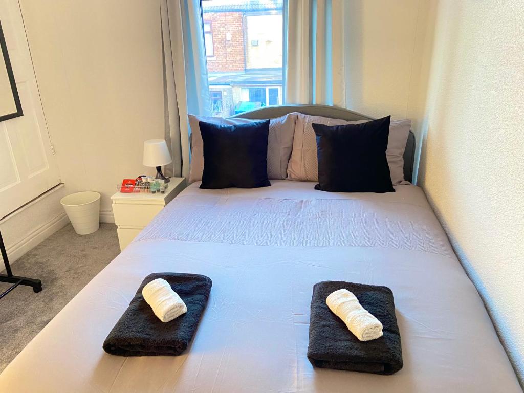 赫尔Kisobi Home Bedroom 2的一间卧室配有一张床,上面有两条毛巾