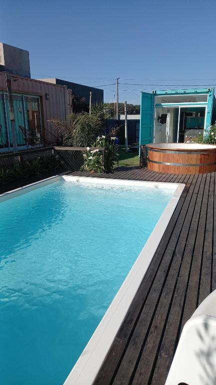 内科切阿Casacubo Necochea的一座大型蓝色游泳池,位于房子旁边