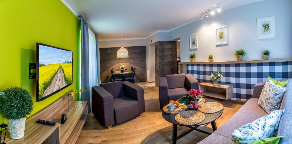 库多瓦-兹德鲁伊维拉苏德蒂旅馆的客厅配有沙发和桌子