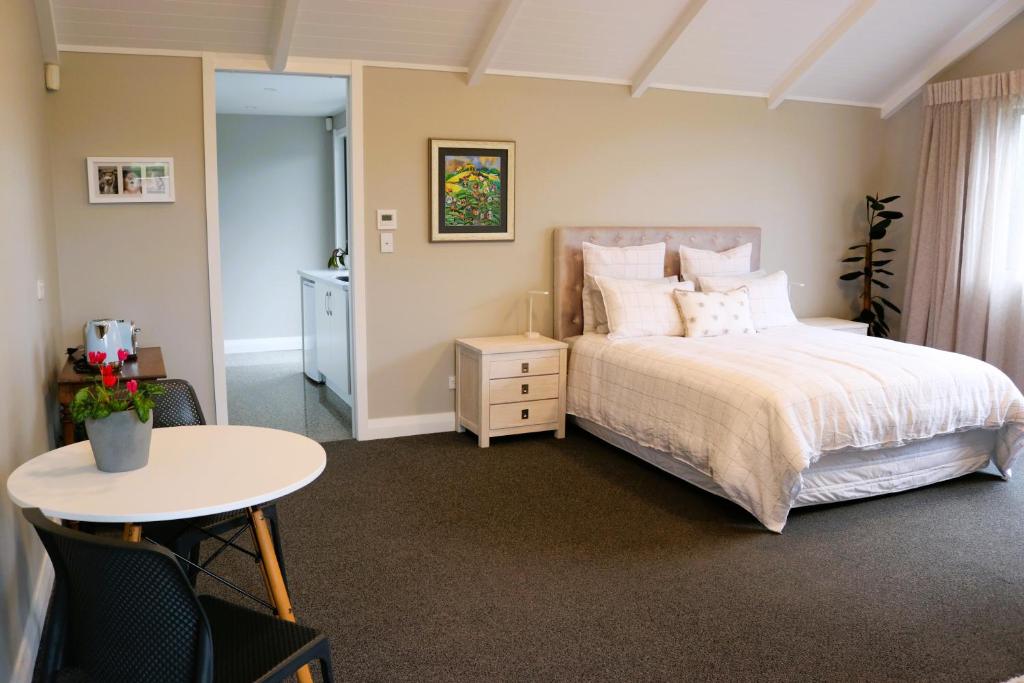 坎布里奇St Kilda Studio的一间卧室配有一张床和一张桌子