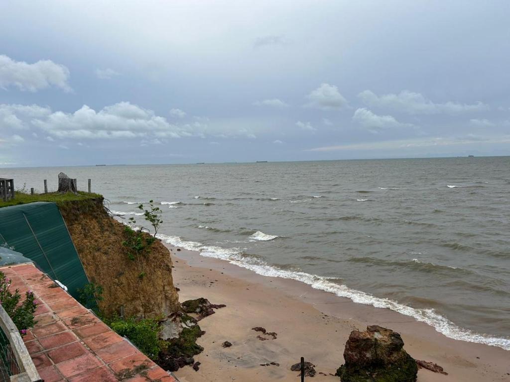 贝伦Pousada completa em Mosqueiro的享有大海和沙滩的景色