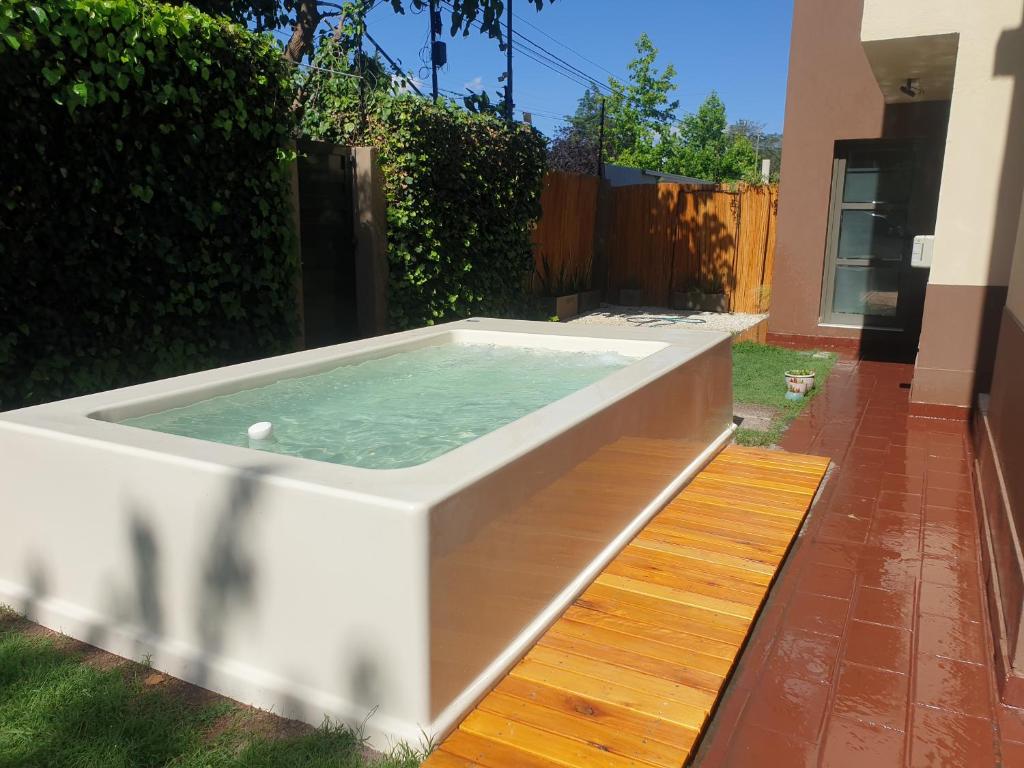 查克拉斯德科里亚Chacras de Coria Los Robles的房屋后院的热水浴池