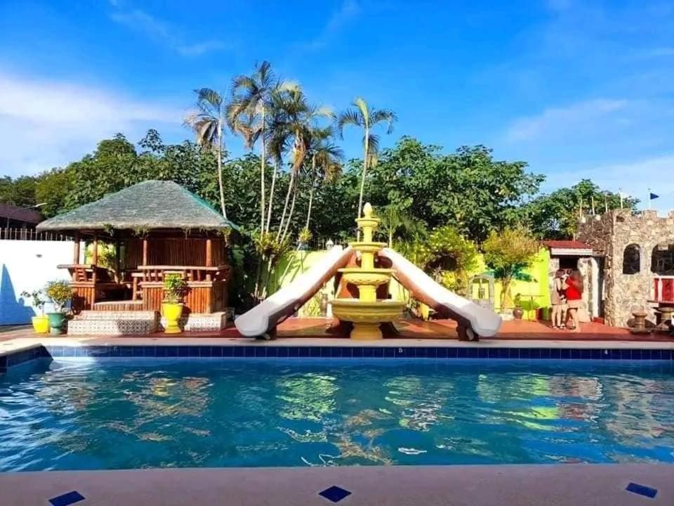 Mauban3B Cozy home的度假村的游泳池,带水滑梯