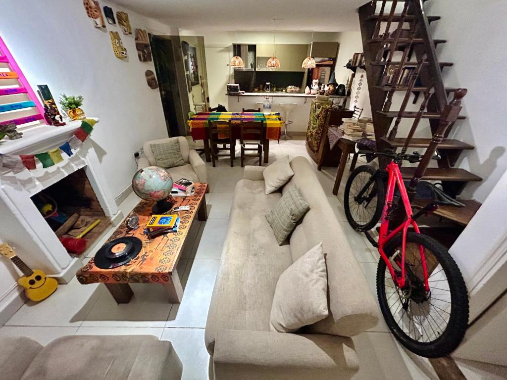 亚松森Hostalito Las Mercedes的客厅,客厅的自行车停在沙发上